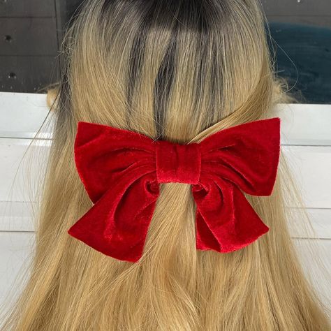 Whether you're seeking a charming and laid-back allure or a refined and polished haircut, bows prove to be the perfect embellishment to enhance your h... Polished Haircut, Voluminous Ponytail, Easy Hairdos, White Bow Tie, Bow Hairstyle, Hair Ribbons, 2023 Trends, Bow Accessories, Useful Information