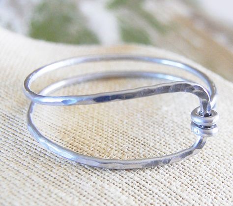 Hammered Jewelry, Bijoux Fil Aluminium, Aluminum Jewelry, Jewelry Displays, Wire Bangles, Wire Work Jewelry, Silver Jewelry Rings, Wire Bracelet, Wire Work