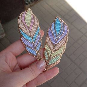 Embroidered Feathers, Beaded Feathers, Beaded Feather, Hand Beaded Embroidery, Beadwork Embroidery, Motifs Perler, Beadwork Designs, Bead Embroidery Patterns, Beading Techniques