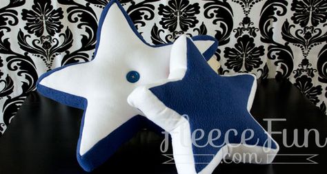 You can make a star shaped pillow with this free pattern and video tutorial. Lone Star Pillow Pattern, Crochet Star Cushion Free Pattern, Free Star Pillow Crochet Pattern, No Sew Star Pillow, Diy Pillow Shams, Pattern To Sew Star Pillow Covers, Fleece Ideas, Pillow Sewing, Fleece Pillow