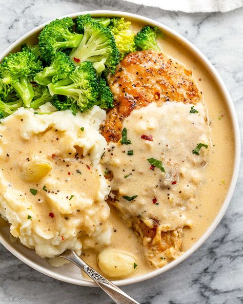 Creamy garlic chicken - #chicken #recipe #eatwell101 - Creamy garlic chicken is ready in less than 30 minutes and perfect for any weeknight dinner… Even on special occasions! - #recipe by #eatwell101® Easy Chicken Lunch Recipes Healthy, Creamy Chicken Recipes Easy, Cream Of Celery Chicken, Dinner For Two Ideas At Home, Chicken With Creamy Garlic Sauce, Chicken Snitchel Meals, Bake Dinner Ideas, Fancy Meals Dinners, Creamy Garlic Chicken And Potatoes