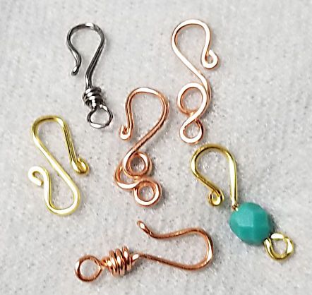 How to Make a Clasp — Clasp Ideas You Can Make Yourself | Beaded Jewelry Diva Necklace Clasps Ideas, Diy Clasps For Jewelry, Wire Wrap Clasp, Jewelry Clasps Diy How To Make, Bracelet Clasps Diy, Wire Clasp Tutorial, Wire Wrapped Clasps, 16 Gauge Wire Jewelry Diy, Wire Links For Jewelry