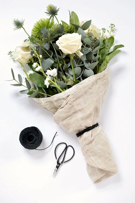 Wrap A Flower Bouquet, Graduation Flowers Bouquet, Man Bouquet, Fabric Bouquet, Flower Shop Design, Flowers For Men, Graduation Flowers, Flower Bouquet Diy, How To Wrap