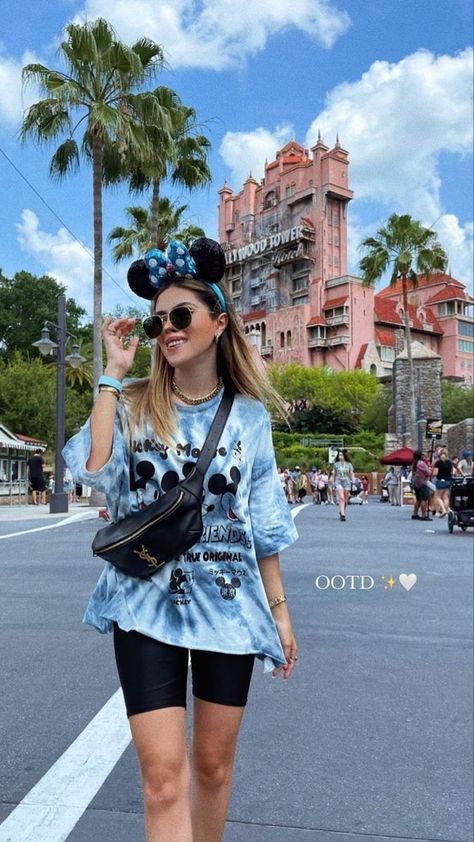 Theme Park Outfit Summer, Amusement Park Outfit, Disney Park Outfit, Disney Poses, Disney Trip Outfits, Disney Outfits Women, Park Outfit, Theme Park Outfits, Foto Disney