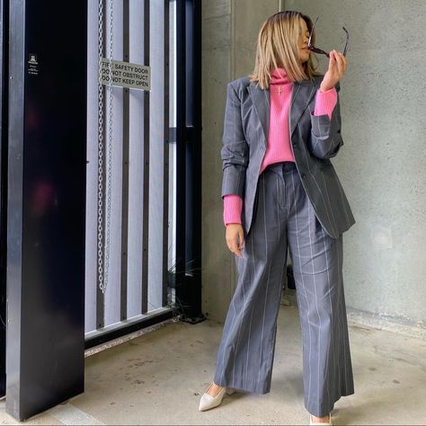 Women in suit, Hailey Bieber style, workwear, 9 to 5 fashion American Street Fashion, Grey Pinstripe Suit, Suits And Sneakers, Hailey Bieber Style, Woman In Suit, Lawyer Fashion, Corporate Fashion, Stylish Work Attire, Pinstripe Suit