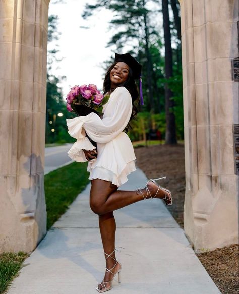 Nursing School Graduation Pictures, Nursing Graduation Pictures, College Graduation Photoshoot, College Graduation Pictures Poses, Graduation Look, Grad Photography, Graduation Photography Poses, College Graduation Pictures, Beautiful Photoshoot Ideas