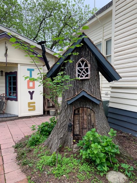 Old Tree Trunk Garden Ideas, Hobbit House Tree Stump, Gnome Stump House Tree Trunks, Fairy House Stump Tree Trunks, Tree Trunk Gnome House, Gnome House Tree Stump, Tree Trunk Fairy House, Gnome Home Tree Stump, Gnome Houses From Tree Stumps