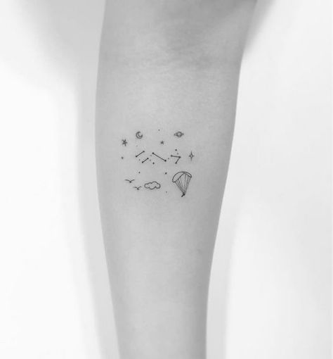 Small Parachute Tattoo, Skydive Tattoo Ideas, Skydiver Tattoo, Paragliding Tattoo, Parachute Tattoo, Small Tattoos For Guys Arm, Skydiving Tattoo, Unforgettable Tattoo, Sky Dive