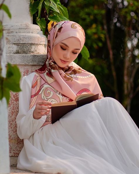 Muslimah Photoshoot Ideas, Hijab Outdoor Photoshoot, Abaya Pictures, Muslim Photoshoot, Islamic Photoshoot, Portrait Hijab, Scarf Fashion Photography, Hijab Photoshoot, Satin Blouse Outfit