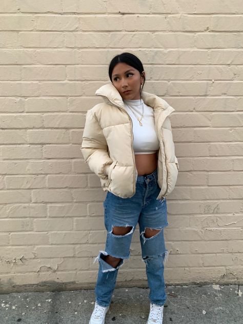 Creme Zip Up Hoodie Outfit, Creme Puffer Jacket Outfits, Beige Puffer Outfit, Street Wear Baddie, Puffer Winter Outfit, White Puffer Coat Outfit, Cream Puffer Jacket Outfit, Beige Puffer Jacket Outfit, Puffer Jacket Outfits