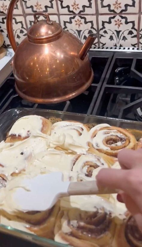 Taylor Swift Shows Off Her Homemade Cinnamon Rolls — Travis Kelce’s ‘Pregame Meal’ — in Sweet Behind the Scenes Video Taylor Swift Cinnamon Rolls, Taylor Swift Recipes, Taylor Swift Baking, Best Cinnamon Roll Recipe, Behind The Scenes Video, Homemade Cinnamon Rolls, Whipped Frosting, Cinnamon Rolls Homemade, Roll Recipe