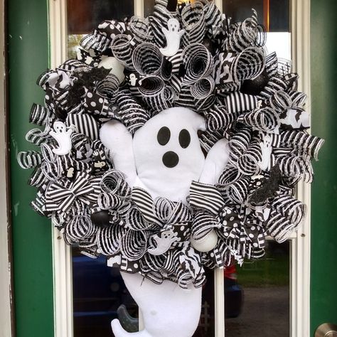 Ghost Wreaths For Front Door, Halloween Wreaths Ideas, Haloween Wreathes, Ghost Wreath Diy, Swag Wreaths For Front Door, Ghost Wreaths, Halloween Wreath Ideas Diy, Halloween Wreaths Diy, White Mesh Wreath