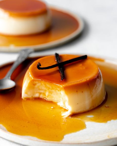 Vegan Creme Caramel (Flan) - Epic Vegan Recipes - Addicted to Dates Quick Gluten Free Desserts, Vegan Flan, Vegan Christmas Desserts, Caramel Flan, Dinner Party Desserts, Vegan Gluten Free Desserts, Easy Gluten Free Desserts, Creme Caramel, Raw Desserts