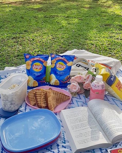 A day out!! tag your bestie Picnic Date Outfits, Picnic Date Food, Outing Ideas, Picnic Pictures, Picnic Snacks, Picnic Inspiration, Picnic Birthday, Diy Birthday Gifts For Friends, Picnic Ideas