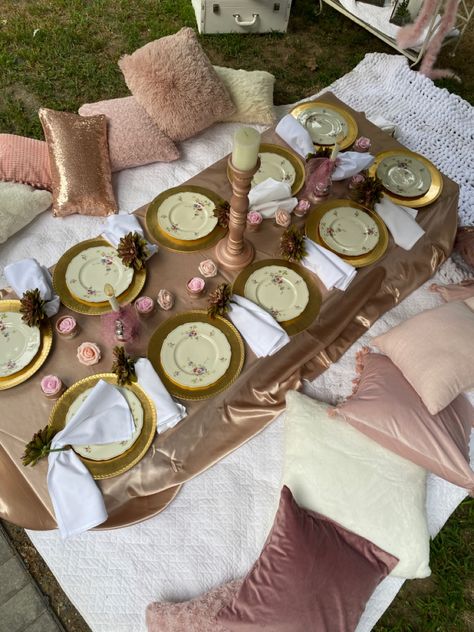 Rose Gold Picnic, Gold Picnic Decor, Pic Nic Birthday Party Aesthetic, Pink Indoor Picnic, Peach Picnic Aesthetic, Pink Picnic Aesthetic Birthday, Picnic Birthday Party Aesthetic, Picnic Theme Birthday, Pink Indor Picnic Birthday Party Invatations