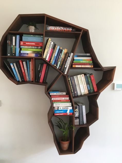 Boekenkast Afrika African Mid Century Modern, African Inspired Furniture, African Inspired Decor Living Room, Kenyan Interior Design, Afrocentric Decor Afrohemien, West African Decor, Living Room African Style, Bedsitter Decor Ideas Kenya, African Room Decor Ideas