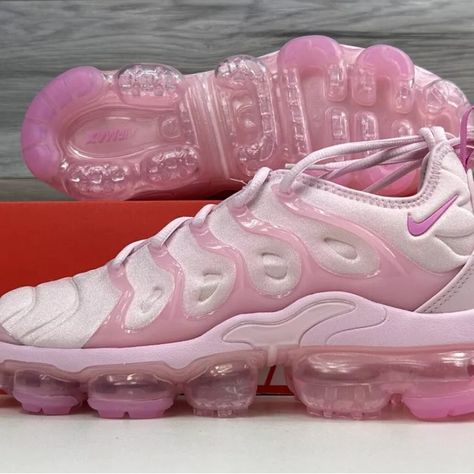 Brand New!! Women’s Missing Lid Box Pink Nike Shox, Vapormax Outfit Women, Pretty Sneakers, Demonia Shoes, Nike Air Vapormax Plus, Air Vapormax Plus, Jordan Shoes Retro, Shoes Outfit Fashion, Shoes Nike Air