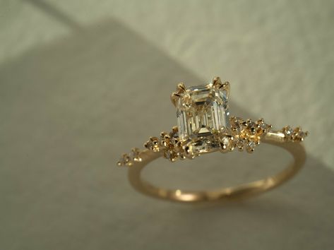 Poetica Diamond Engagement Ring, Wedding Ring Gold Aesthetic, Gold Aesthetic Wedding Ring, Engagement Rings Jewels, Elegant Engagement Rings Rose Gold, Gold Wedding Rings Aesthetic, Dream Wedding Rings Gold, Wedding Rings Old Fashion, Different Kinds Of Wedding Rings