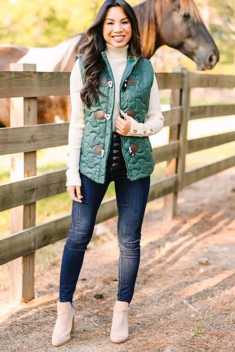 How To Wear Puffer Vest For Women [2024]: 50+ Ways To Style Down Vests & Stylish Outfit Ideas Dark Green Puffer Vest Outfit, Vest Outfit Ideas For Women, Quilted Vest Outfit, Green Puffer Vest, Puffer Vest Outfit, Outfits Athletic, Green Puffer, Vest Outfit, Black Leather Leggings