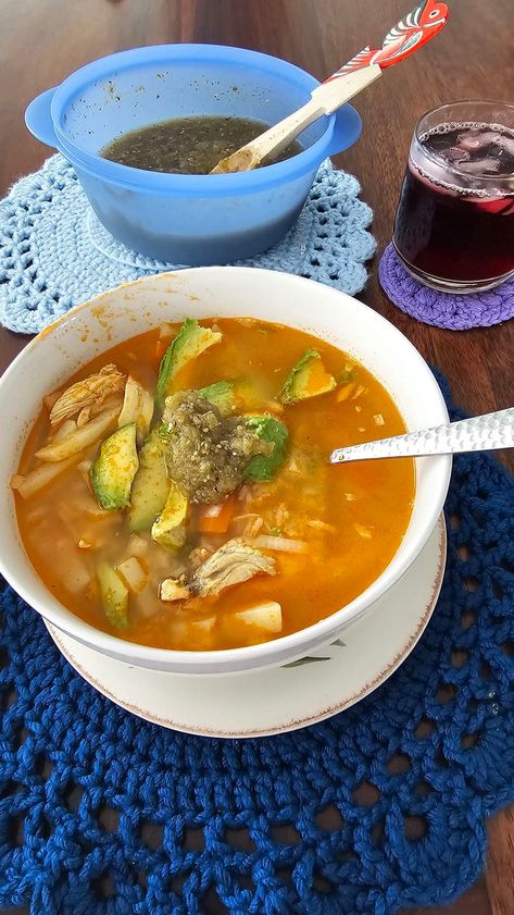 Tardesssss para este clima bonito lluvioso un caldito de pollo con cebollita 6 salsa verde 🥰 Salsa Verde Chilaquiles, Salsa Verde