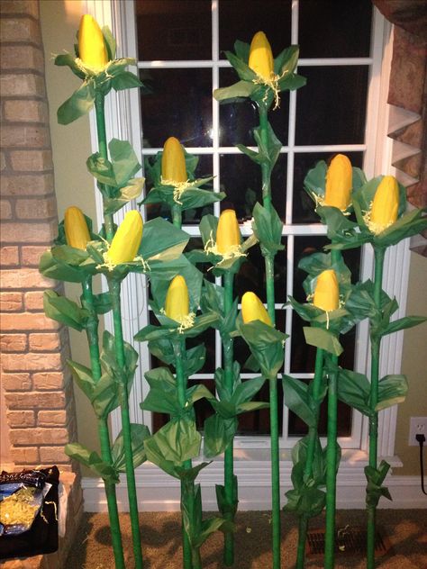 Homemade cornstalks for fair this year. Made with floral foam whittled to look like a corn cob. Wrapped in yellow crepe paper strips. Used PVC pipe wrapped in green crepe strips then made leaves out of tissue paper. Garden Props Ideas, Corn Party Theme, Diy Cornstalk Decorations, Fake Corn Stalks Diy, Parade Theme Ideas, Corn Festival Ideas, Farm Parade Float, Farm Parade Float Ideas, Ffa Parade Float Ideas