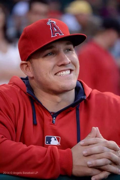 Mike Trout Wallpaper, Trout Wallpaper, Happy Birthday Mike, Male Athletes, Anaheim Angels, Angels Baseball, Baseball Teams, Baseball Pictures, Baseball Boys