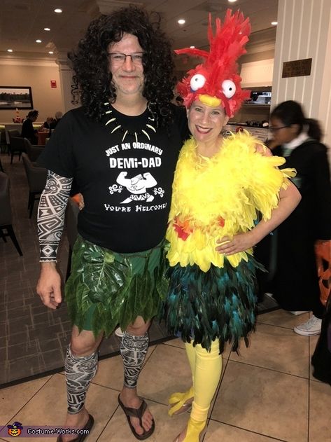 Barbara: It was a big year in our house this Halloween, it was the first year our youngest daughter got to pick our family theme for our costumes. We gathered around... Heihei Costume, Te Fiti Costume, Moana Halloween Costume, Dad Costume, Homemade Costume, Costume Works, Youngest Daughter, Family Theme, Halloween Costume Contest