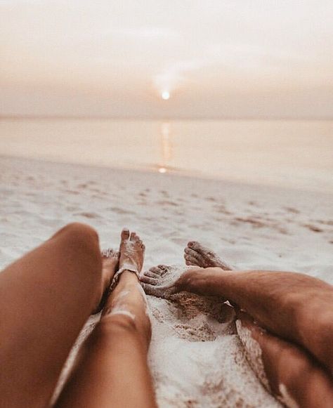 p i n t e r e s t : ✰ casey elizabeth ✰ Feet In The Sand, Beach Couple, Shotting Photo, Romantic Beach, Vacation Vibes, Summer Goals, Holiday Summer, Sun Beach, Summer Feeling