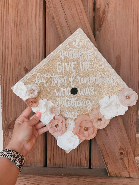 Graduation Cap Designs Gold, White Graduation Cap Designs, Pink Grad Cap, Diy Grad Cap, Sac State, Topper Floral, College Grad Cap Ideas, Graduation Cap Decoration Diy, Senior Crowns