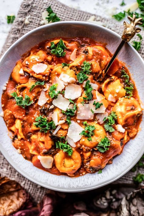 Creamy Tortellini Soup (Low FODMAP) | Gluten Free Stories Lactose Free Heavy Cream, Gluten Free Tortellini, Fodmap Soup, Soup Gluten Free, Fodmap Lunch, Low Fodmap Chicken, Sausage And Kale, Creamy Tortellini, Creamy Tortellini Soup