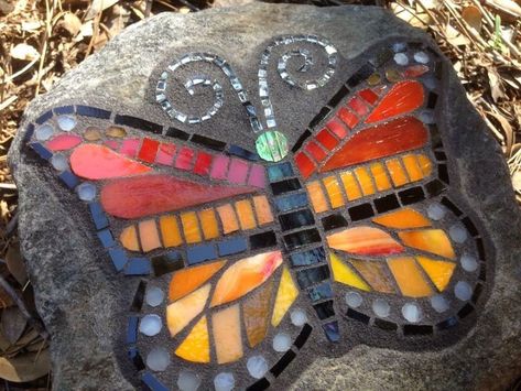 I Create Mosaics On Stone For My Garden Diy Mosaic Garden Stones, Mosaic Rocks Garden, Mosaic Pavers, Diy Mosaics, Art On Stone, Mosaic Tutorial, Outside Wall Art, Mosaic Stones, Mosaic Rocks