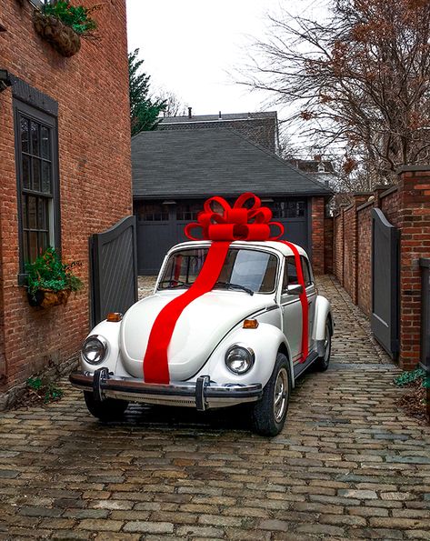 Classy Girls Wear Pearls: A Very Buggy Christmas Sarah Vickers, Classy Girls Wear Pearls, Car Deco, Beetle Car, Vw Vintage, Gift Guide For Him, Wear Pearls, Christmas Car, Vw Cars