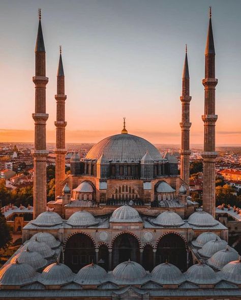 𝗧𝗨𝗥𝗞𝗘𝗬 | 𝗖𝗔𝗣𝗣𝗔𝗗𝗢𝗖𝗜𝗔 | 𝗜𝗦𝗧𝗔𝗡𝗕𝗨𝗟 on Instagram: "Selimiye Cami (Selimiye Mosque), the masterwork of Mimar Sinan, one of the greatest Ottoman architects, is the symbolic structure of Edirne. Did you know that Koca Sinan (Sinan the Great, with his well-known epithet) created an equation with 13 unknowns to create the astonishingly wide dome of this masterpiece, which was inscribed on the #UNESCO World Heritage List in 2011? This magnificent building, created by a genius, pushi Suleiman The Magnificent, Selim Ii, Architect Engineer, Turkey Cappadocia, European Bucket List, Turkey Tour, Istanbul City, Building Aesthetic, Beautiful Mosques