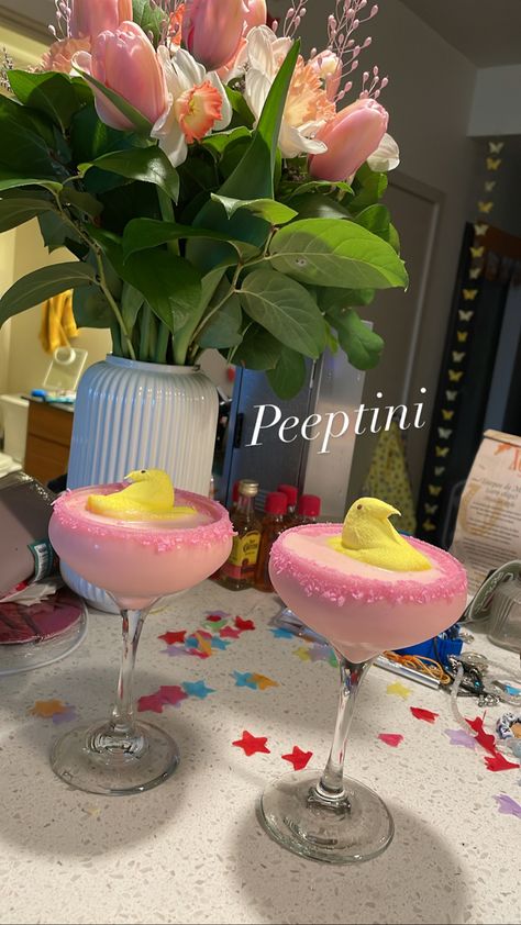 Fun peeps martini, fun for easter or just a fun cocktail. Easter Martini, Peep Martini, Peep Martini Recipe, Peeps Drink Recipes, Easter Peeps Martini, Easter Bunny Cocktails, Champagne Easter Cocktail, Fun Cocktails, Mocktails