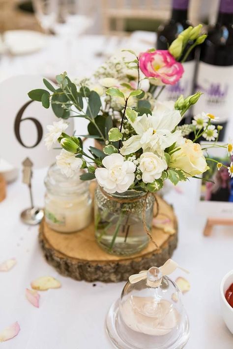 Daisy Wedding Centerpieces, Natural Wedding Centerpieces, Jam Jar Wedding, Carnation Centerpieces, Country Wedding Centerpieces, Flower Centrepieces, Twine Flowers, Flower Table Decorations, Flowers Daisy