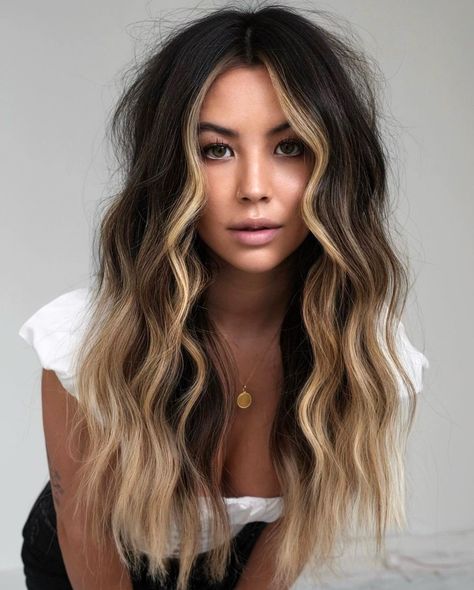 Here we have got the 30 trendiest ideas of balayage on black hair that you could browse and draw inspiration from. Black hair is a statement, but if you want to add dimension to it, a balayage on your dark hair will become the makeover you’ve always longed for. The first question dark-haired women who … Rambut Brunette, Black Hair Balayage, Dark Brunette Hair, Money Piece, Ombré Hair, Dark Brown Hair Color, Brown Blonde Hair, Hair Color Balayage, Hair Colorist