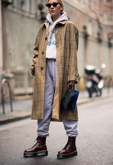 Street style star wearing a tracksuit at Milan Fashion Week AW18 Gigi Hadid Streetstyle, Fall Fashion Coats, Milan Fashion Week Street Style, Cooler Style, Model Street Style, Street Style Edgy, Looks Street Style, The Best Street Style, Milan Fashion Weeks