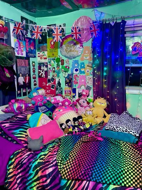 Scenemo Room Ideas, Scenecore Room Ideas, Rooms Aesthetic Ideas, 2000s Girl Bedroom, Scene Bedroom 2000s, Weird Core Room Ideas, Scene Kid Room Ideas, Scene Room Aesthetic, Weird Room Ideas