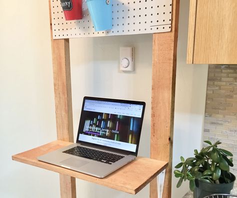 Stand Up Desk Diy, Homemade Standing Desk, Diy Laptop Riser, Diy Standup Desk, Diy Vertical Laptop Stand, Standing Desk Plans, Diy Standing Desk Plans, Wooden Standing Desk, Homemade Desk