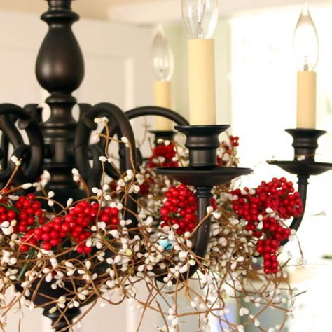 26 Christmas Chandelier Decor Ideas: Transform Your Home with Festive Elegance and Style Christmas Tree Inspiration Simple, Thanksgiving Table Settings Centerpieces, Thanksgiving Table Settings Elegant, Thanksgiving Table Settings Simple, Christmas In, Family Gift Baskets, Christmas Chandelier, Thanksgiving Decorations Diy, Tree Themes