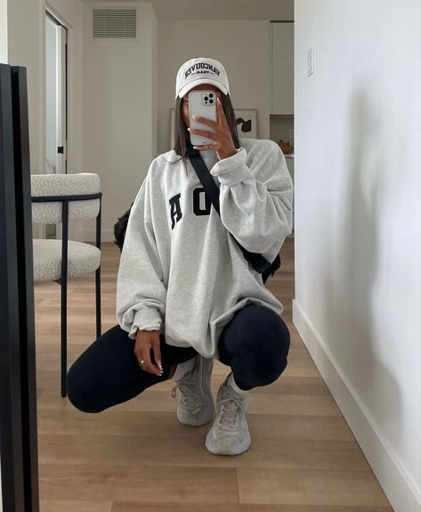 Sporty Look Outfits Winter, Ada Hoodie Outfit, Elevated Gym Outfit, Cozy Concert Outfit, Adanola Sweatshirt Outfit, Gym Outfit For Winter, Comfy Cozy Outfits Winter, White Gym Shoes Outfits, Athlesiure Fits Women Fall