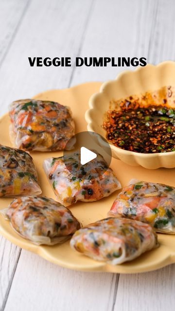 Veggie Centered Meals, Vegetable Momos Recipe, Rice Paper Dumplings Vegetarian, Rice Paper Recipes Vegetarian, Dumplings Recipe Vegetarian, Healthy Dumplings, Veggie Dumplings, Making Dumplings, Rice Paper Recipes