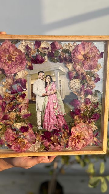 Resin Art For Anniversary, Photo Frame Resin Art, Resin Art Ideas Dried Flowers, Varmala Preservation Ideas, Raisin Art, Dried Flowers Crafts, Ganapati Decoration, Wedding Gift Pack, Birthday Photo Frame