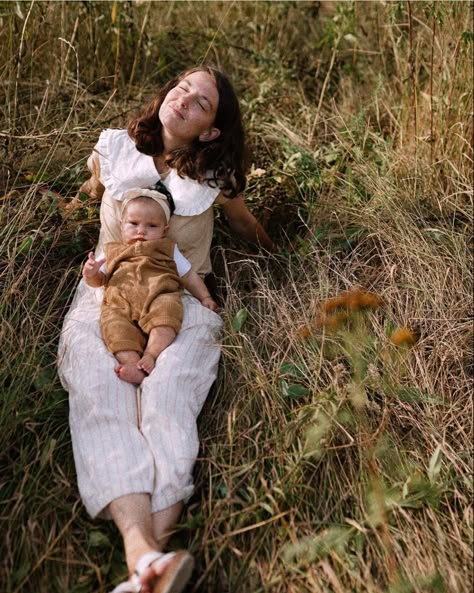 Mother Baby Photography, Mommy And Me Photo Shoot, Baby Fotografie, Photo Documentary, Family Portrait Poses, Baby Photoshoot Boy, Outdoor Family Photos, Family Shoot, Baby Smiles