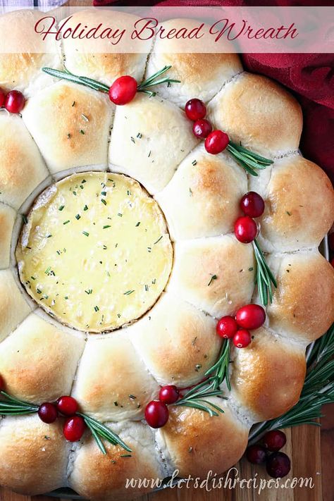 Pesto Brie Appetizer, Wreath Bread Christmas, Bread Wreath Christmas, Rhodes Rolls Recipes Dinners, Christmas Dinner Bread, Christmas Bread Bowl Decor, Christmas Dinner Rolls, Christmas Bread Wreath, Brie Wreath