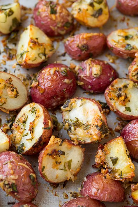 No more boring mashed potatoes this Thanksgiving - Not with these Parmesan Herb Roasted Potatoes by @cookingclassy Bread Thanksgiving, Stuffing Thanksgiving, Thanksgiving Bread, Herb Roasted Potatoes, Cooking Herbs, Traditional Thanksgiving, Thanksgiving Cakes, Recipes Sweet, Thanksgiving Dishes