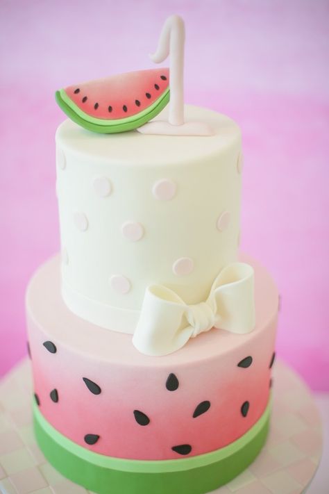 Picnic Themed Party, Girl 1st Birthday Cake, Cake Ideas Vintage, Watermelon Cake Birthday, Watermelon Cakes, Picnic Themed Parties, One In A Melon Birthday, Watermelon Birthday Party, Fruit Birthday Party