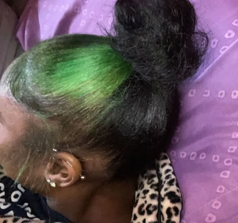 Green Peak A Boo Hair, Hair Dye Dark Skin, Peekaboo Natural Hair, Peak A Boo Hair, Green Peekaboo, Green Hair Streaks, Lime Green Hair, Types Of Hair Styles, Black And Green Hair