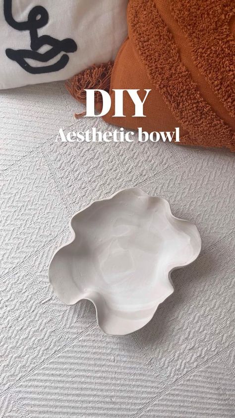 Diy Sculpture Ideas Simple, Aesthetic Diy Crafts Easy Air Dry Clay, Ceramic Ideas For Beginners, Clay Art Beginners, Easy Stuff To Make With Clay, Clay Art Bowl, Clay Art Vase, Dry Clay Ideas Aesthetic, Das Clay Ideas Tutorials