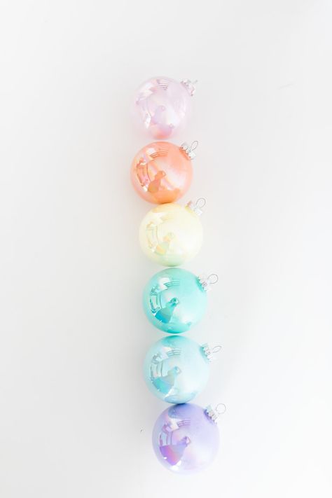 Rainbow Ornaments Christmas Tree, Trending Ornaments 2023, Pastel Rainbow Christmas Tree, Pastel Christmas Ornaments Diy, Irredescent Christmas Tree Decor, Holographic Christmas Tree, Pastel Christmas Garland, Irridescent Christmas Tree Ideas, Iridescent Christmas Tree Decorations